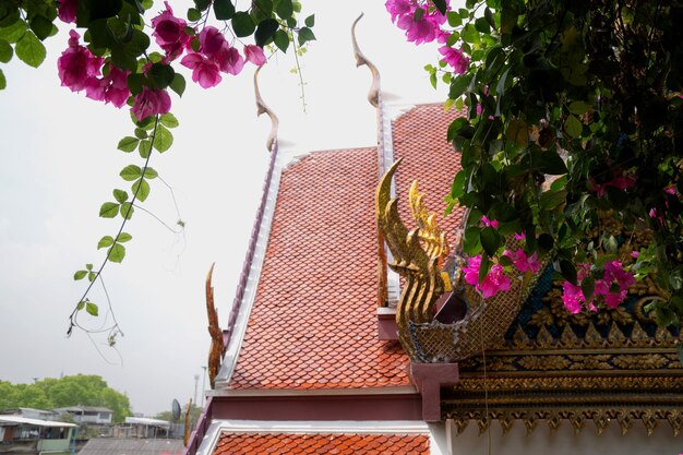 Partie supérieure d'un bâtiment de style thaïlandais traditionnel Le toit du temple de style thaïlandais Est un style unique selon les principes bouddhistes Qui aura une tête de serpent qui est un animal dans la littérature thaïlandaise