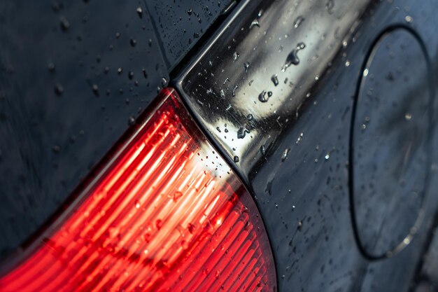 Une partie de la surface humide de la voiture noire