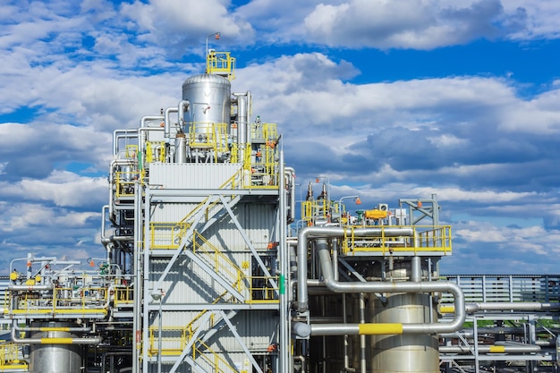 Partie d'une usine de traitement de gaz contre le ciel bleu en été