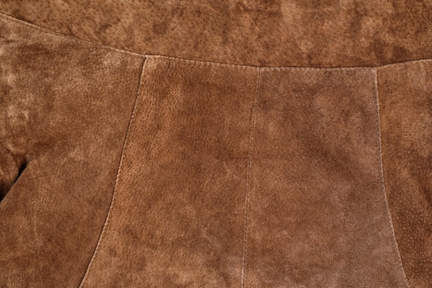 Partie de vêtements en daim texturé marron. Cuir véritable