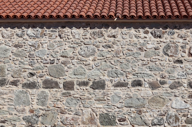 Partie d'un vieux mur de pierre et fond naturel ou texture de toit