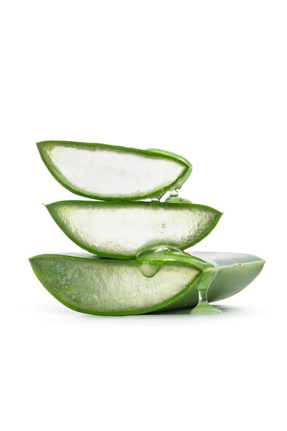 Parties d'aloès vert avec gel sur fond blanc