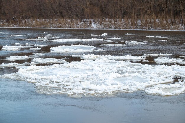 Des parties de glace sur la rivière Couverture de la rivière dans la glace flottant à la surface