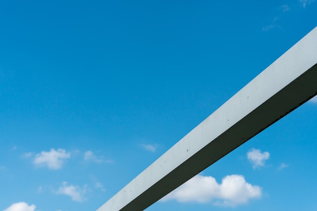 Parties d'un pont métallique moderne libre contre un ciel bleu Structures métalliques reliées par de gros boulons et écrous Chemin de fer ou pont piétonnier