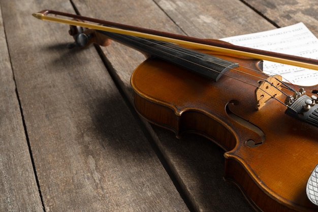 Partitions et violon sur table en bois