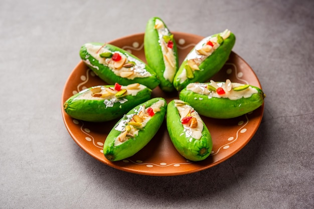 Parwal Mithai est un bonbon populaire du nord de l'Inde appelé Parval Pak, fabriqué à partir de courge pointue et de khoya.