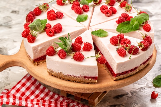 Pas de gâteau au fromage aux framboises cuit au four avec des baies fraîches et de la menthe pour le dessert gâteau au fromage tarte au dessert d'été bio sain Gâteau au fromage