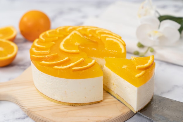 Pas de gâteau au fromage à l'orange cuit au four avec une décoration d'oranges fraîches