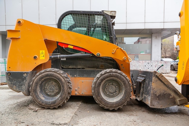 Pas un gros mini chargeur jaune avec un godet devant pour niveler le sol Bulldozer à roues