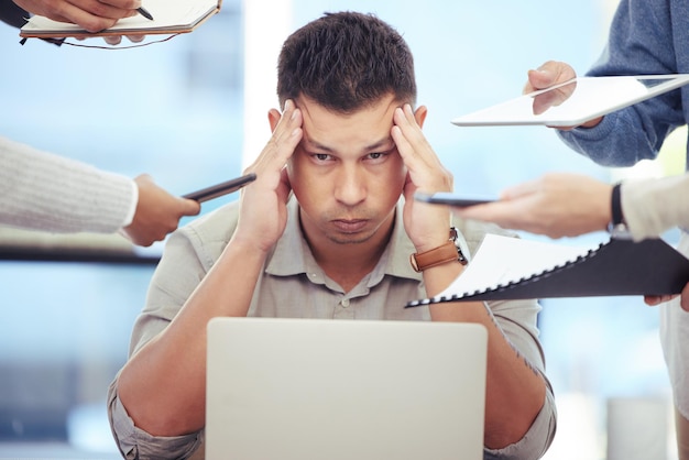 Pas ma journée Photo d'un homme d'affaires stressé dans un environnement de bureau exigeant