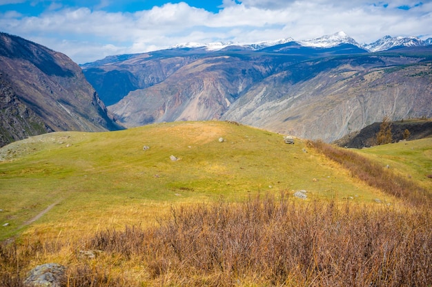 Pas de montagne katuyaryk avec vue sur la vallée de la rivière de montagne chulyshman altai russie