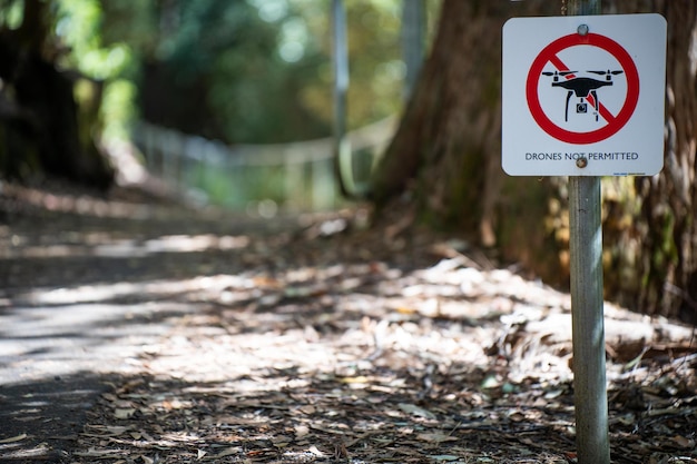 Pas de panneau de drones dans un parc national sur un sentier en Tasmanie en Australie pas de panneaux de vol