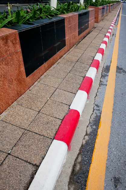 Pas de panneaux de stationnement et un sentier en Thaïlande