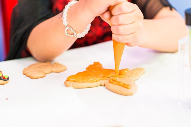 Pas à pas. Apprendre à fabriquer et à décorer un cours de décoration de biscuits d'Halloween.