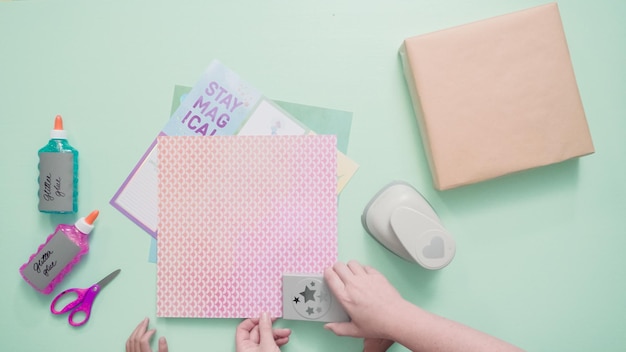 Pas à pas. Cadeau de décoration pour l'anniversaire des enfants avec du papier kraft.