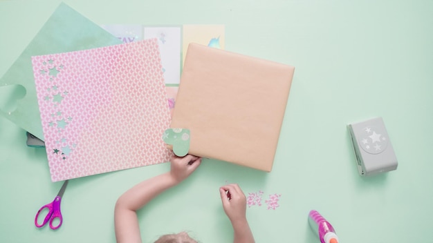 Pas à pas. Cadeau de décoration pour l'anniversaire des enfants avec du papier kraft.