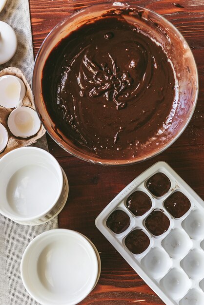 Pas à pas, le chef prépare un dessert - fondant au chocolat. Recette classique.