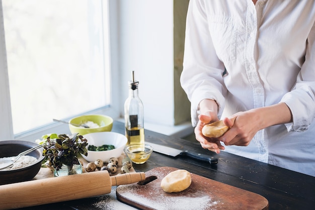 Pas à pas le chef prépare des raviolis avec de la ricotta, des jaunes d'œufs de caille et des épinards aux épices. Le chef travaille avec la pâte