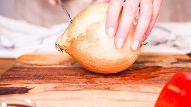 Pas à pas. Couper les légumes pour faire la garniture des empanadas.