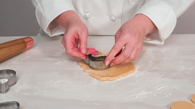 Pas à pas. Couper la pâte à biscuits au sucre avec des emporte-pièces en forme de Pâques.