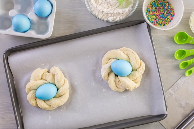 Pas à pas. Cuisson du pain de Pâques italien avec un œuf de couleur bleue.