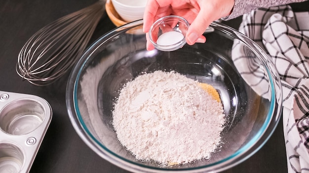 Pas à pas. Cuisson des muffins au pain de maïs dans un moule à muffins en métal.