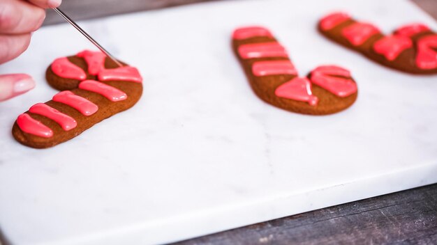 Pas à pas. Décorer des biscuits au pain d'épice et au sucre avec un glaçage royal pour Noël.