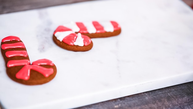 Pas à pas. Décorer des biscuits au pain d'épice et au sucre avec un glaçage royal pour Noël.