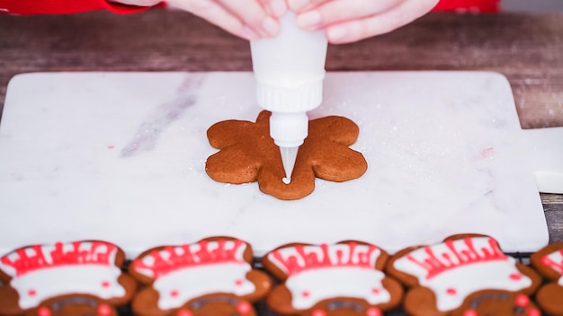 Pas à pas. Décorer des biscuits au pain d'épice avec du glaçage royal.