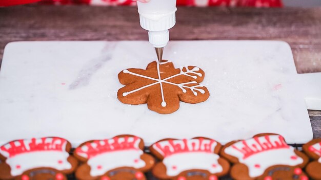 Pas à pas. Décorer des biscuits au pain d'épice avec du glaçage royal.