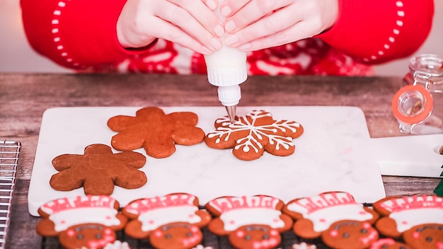 Pas à pas. Décorer des biscuits au pain d'épice avec du glaçage royal.