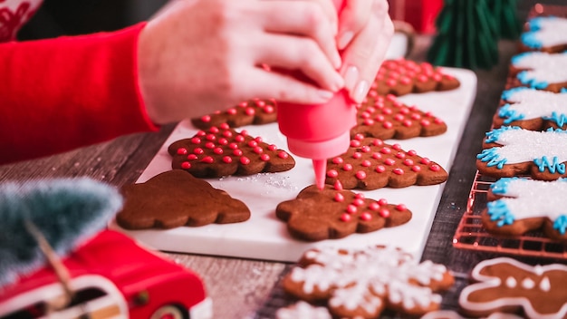 Pas à pas. Décorer des biscuits au pain d'épice avec du glaçage royal.