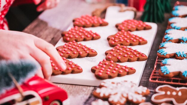 Pas à pas. Décorer des biscuits au pain d'épice avec du glaçage royal.