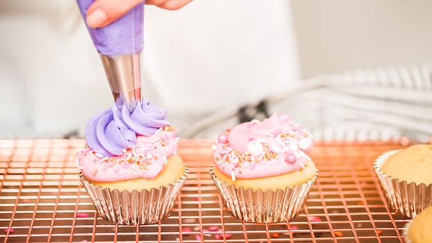 Pas à pas. Décorer des cupcakes à la vanille sur le thème de la licorne avec un glaçage à la crème au beurre arc-en-ciel.