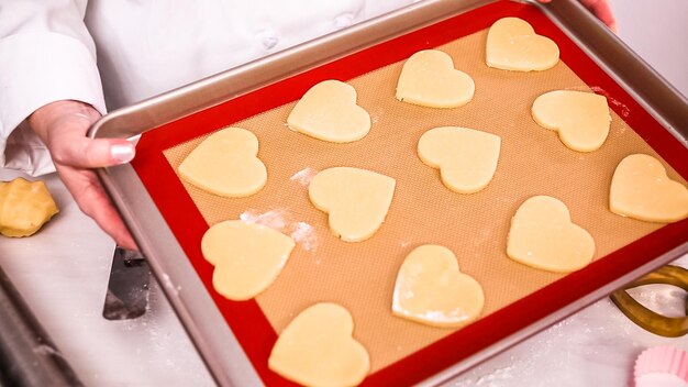 Pas à pas. Découper des formes dans la pâte à biscuits au sucre avec des emporte-pièces.