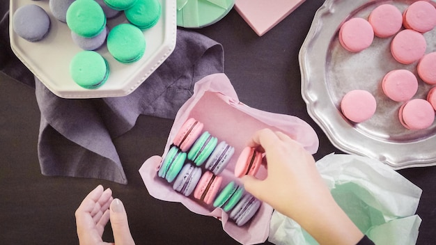 Pas à pas. Emballage de macarons français dans des coffrets cadeaux.