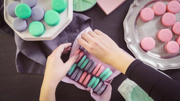 Pas à pas. Emballage de macarons français dans des coffrets cadeaux.