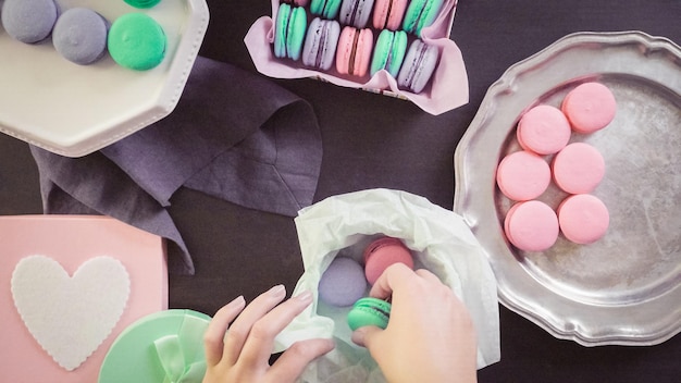 Pas à pas. Emballage de macarons français dans des coffrets cadeaux.