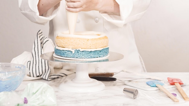 Pas à pas. Empilez les couches de gâteau pour créer le gâteau rond à la vanille à trois couches.