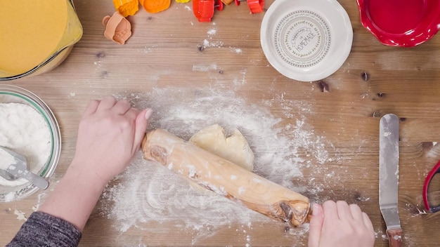 Pas à pas. Faire une croûte à tarte à partir de zéro pour cuire une tarte à la citrouille.