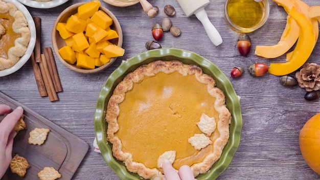 Pas à pas. Faire cuire une tarte à la citrouille faite maison pour le dîner de Thanksgiving.