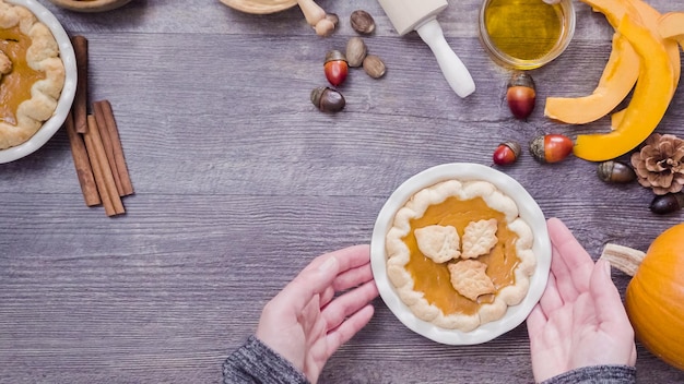 Pas à pas. Faire cuire une tarte à la citrouille faite maison pour le dîner de Thanksgiving.