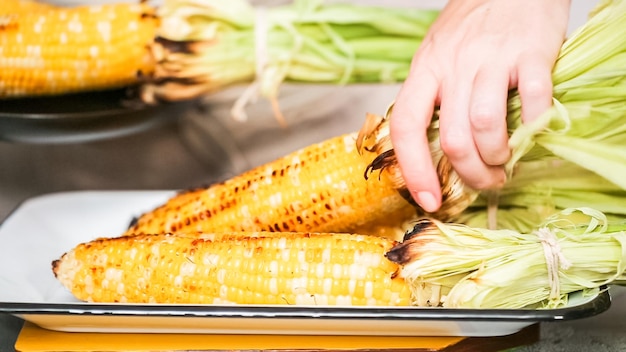 Photo pas à pas. faire du maïs mexicain en épi elote.