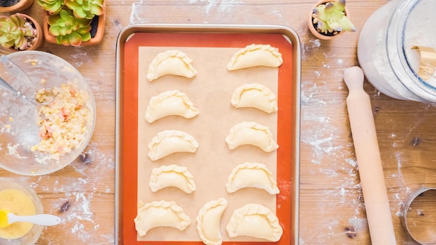 Pas à pas. Faire des empanadas maison avec différentes garnitures.