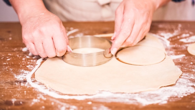 Pas à pas. Faire des empanadas maison avec différentes garnitures.