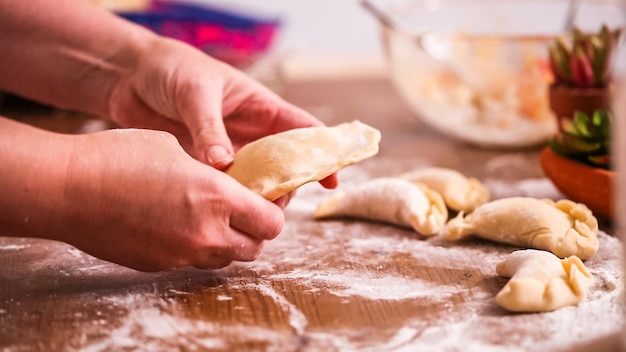 Pas à pas. Faire des empanadas maison avec différentes garnitures.