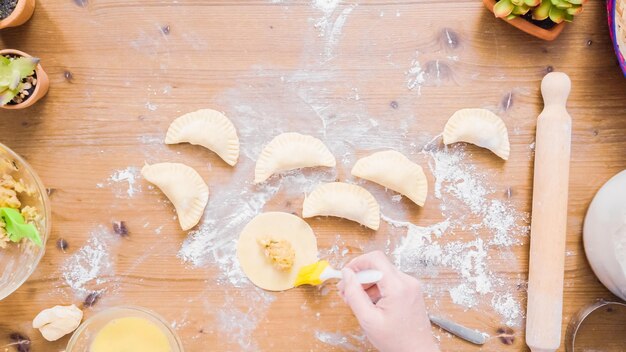 Pas à pas. Faire des empanadas maison avec différentes garnitures.