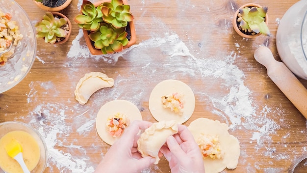 Pas à pas. Faire des empanadas maison avec différentes garnitures.