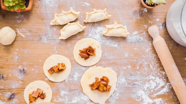 Pas à pas. Faire des empanadas maison avec une garniture sucrée.