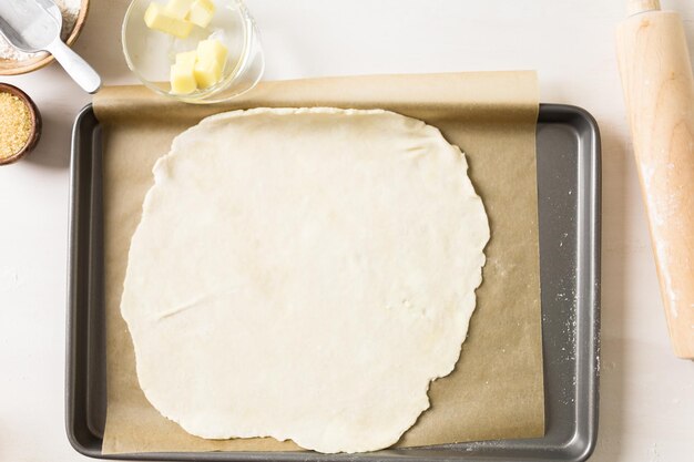 Pas à pas. Faire une galette de pêche avec des pêches locales fraîches.